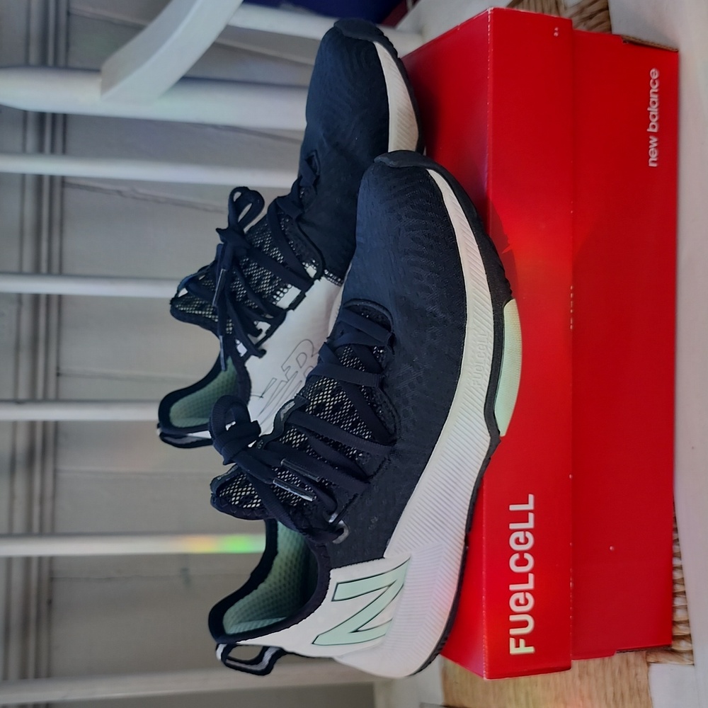 New Balance women's SZ 7B Fuelcell trainer sneaker